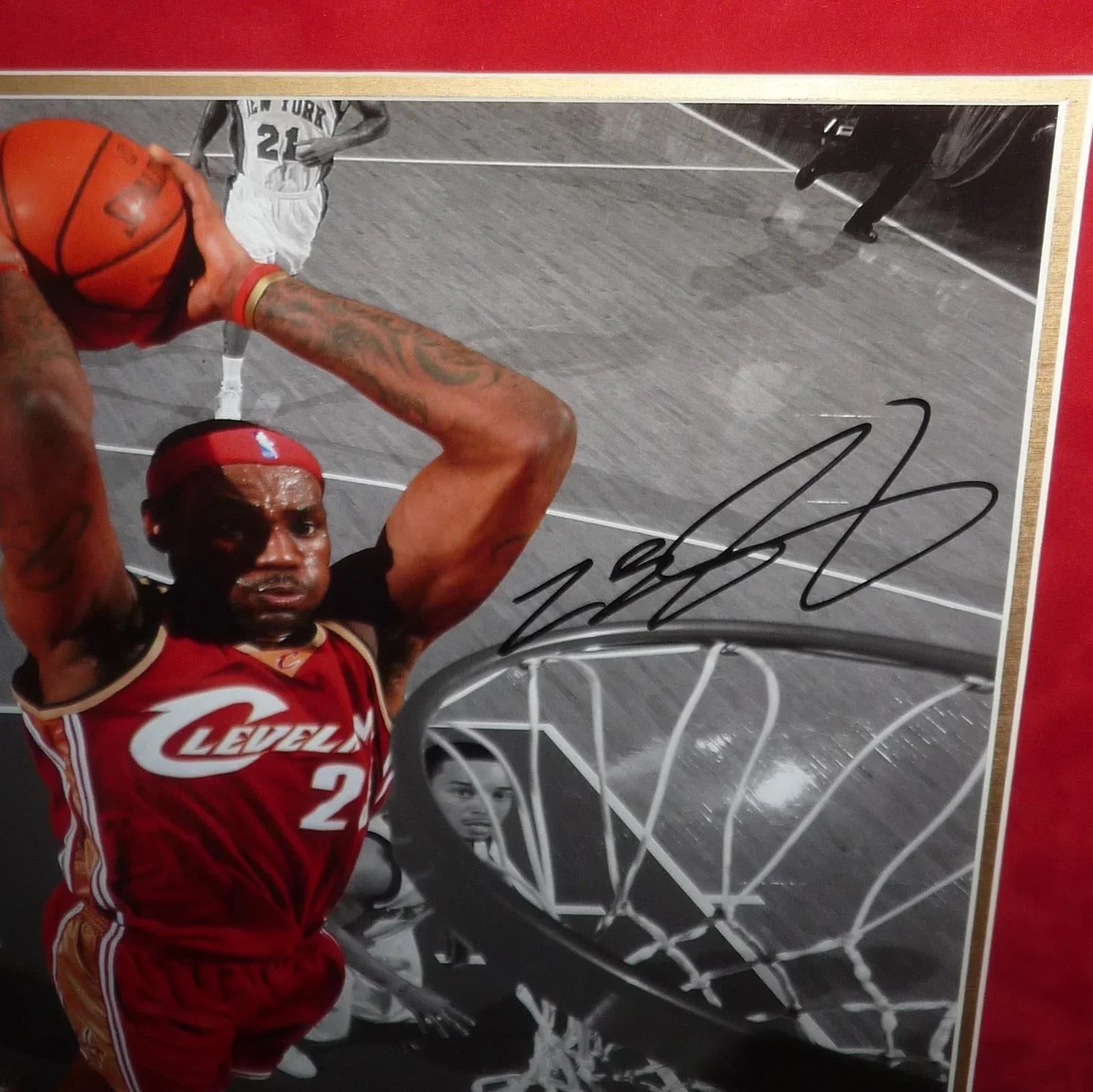 LeBron James Autographed Cleveland Cavaliers (Spotlight Dunk) Deluxe Framed 16x20 Photo - UDA Upper Deck