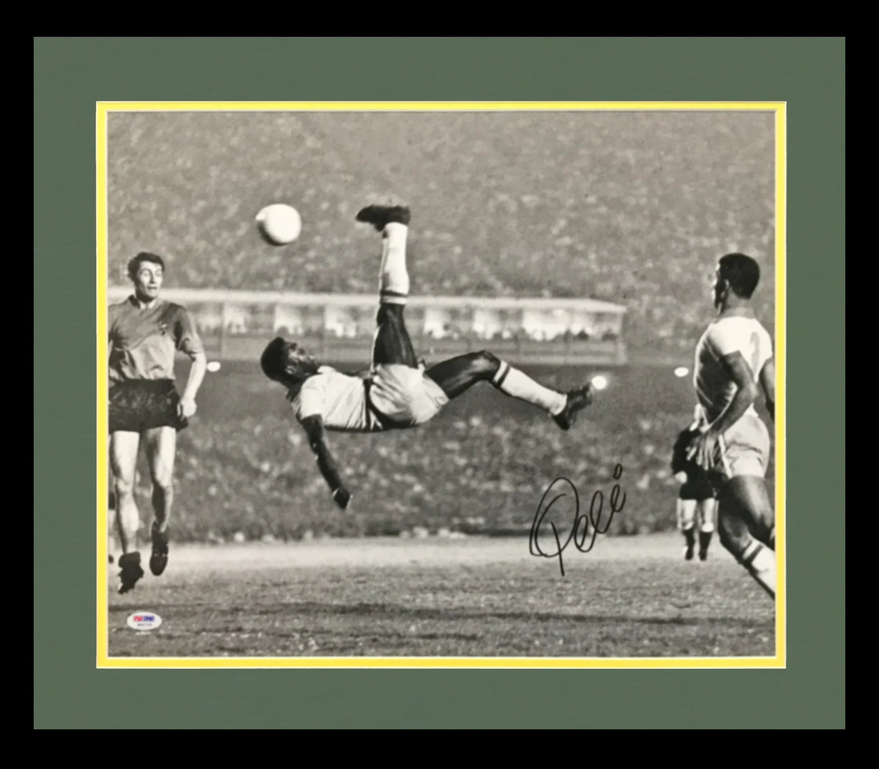 Pele Autographed Brazil (Bicycle Kick BW) Deluxe Framed 16x20 Photo - PSADNA