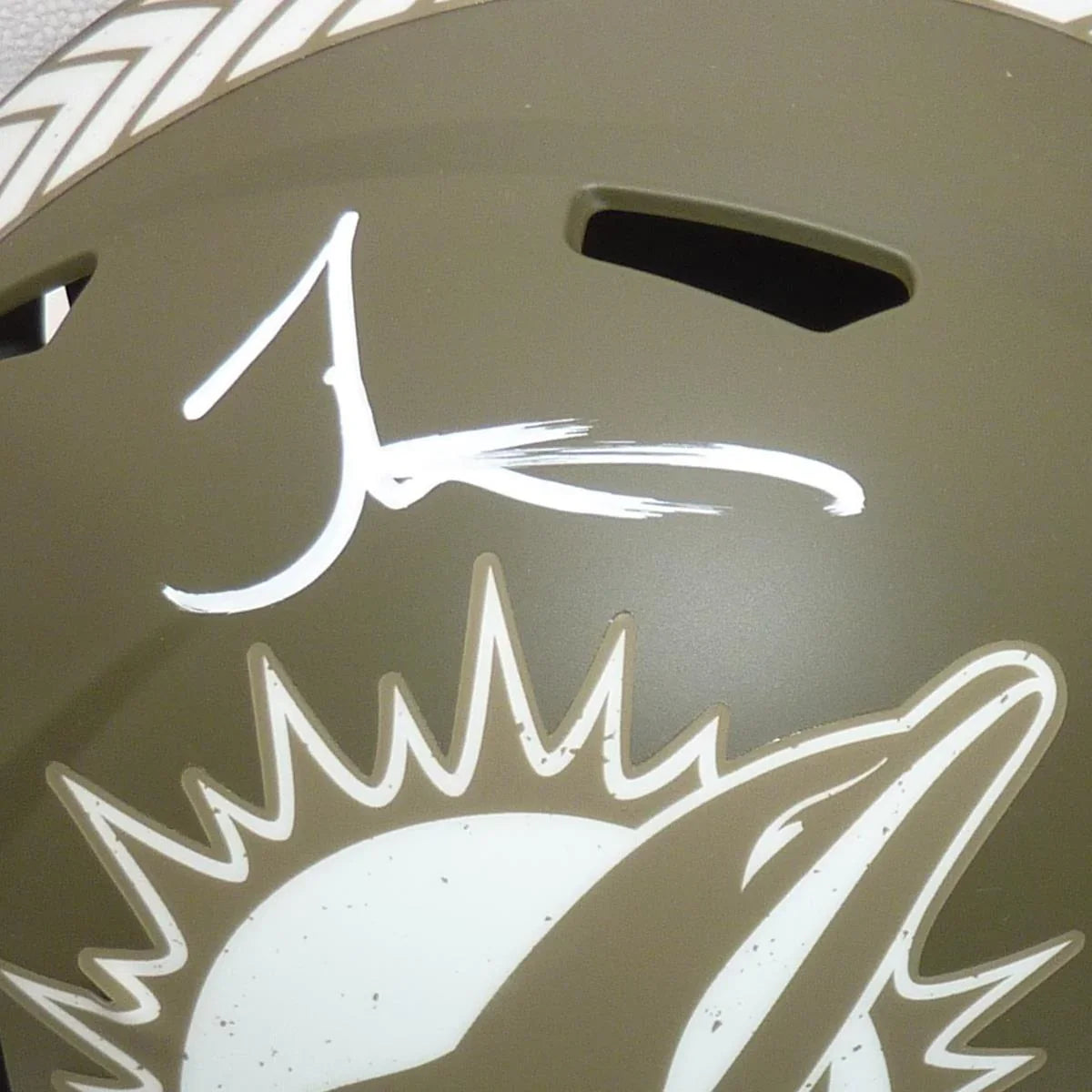 Tyreek Hill Autographed Miami Dolphins (SALUTE TO SERVICE) Alternate Deluxe Full-Size Replica Helmet - Beckett